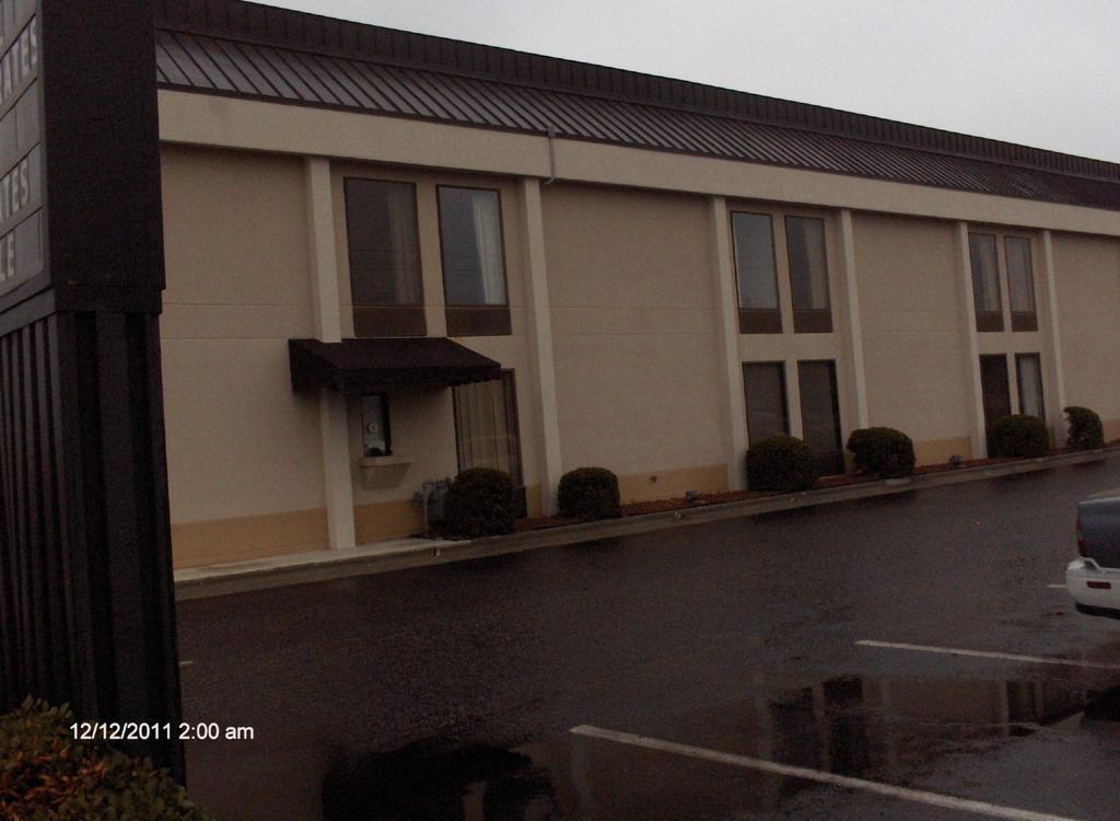 Days Inn & Suites By Wyndham Fort Bragg/Cross Creek Mall Fayetteville Exterior photo