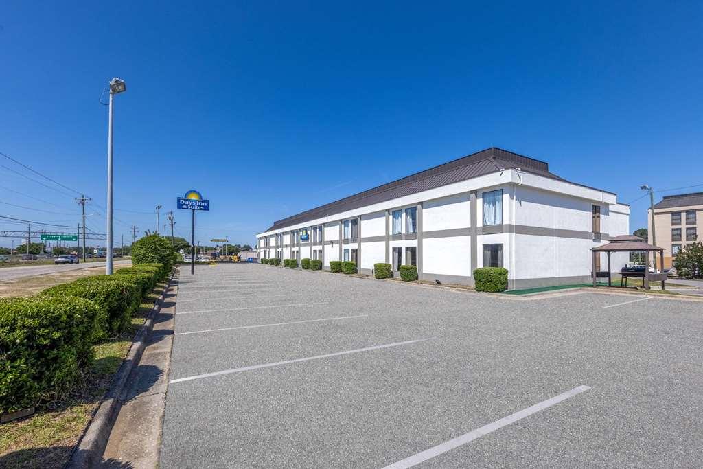 Days Inn & Suites By Wyndham Fort Bragg/Cross Creek Mall Fayetteville Exterior photo