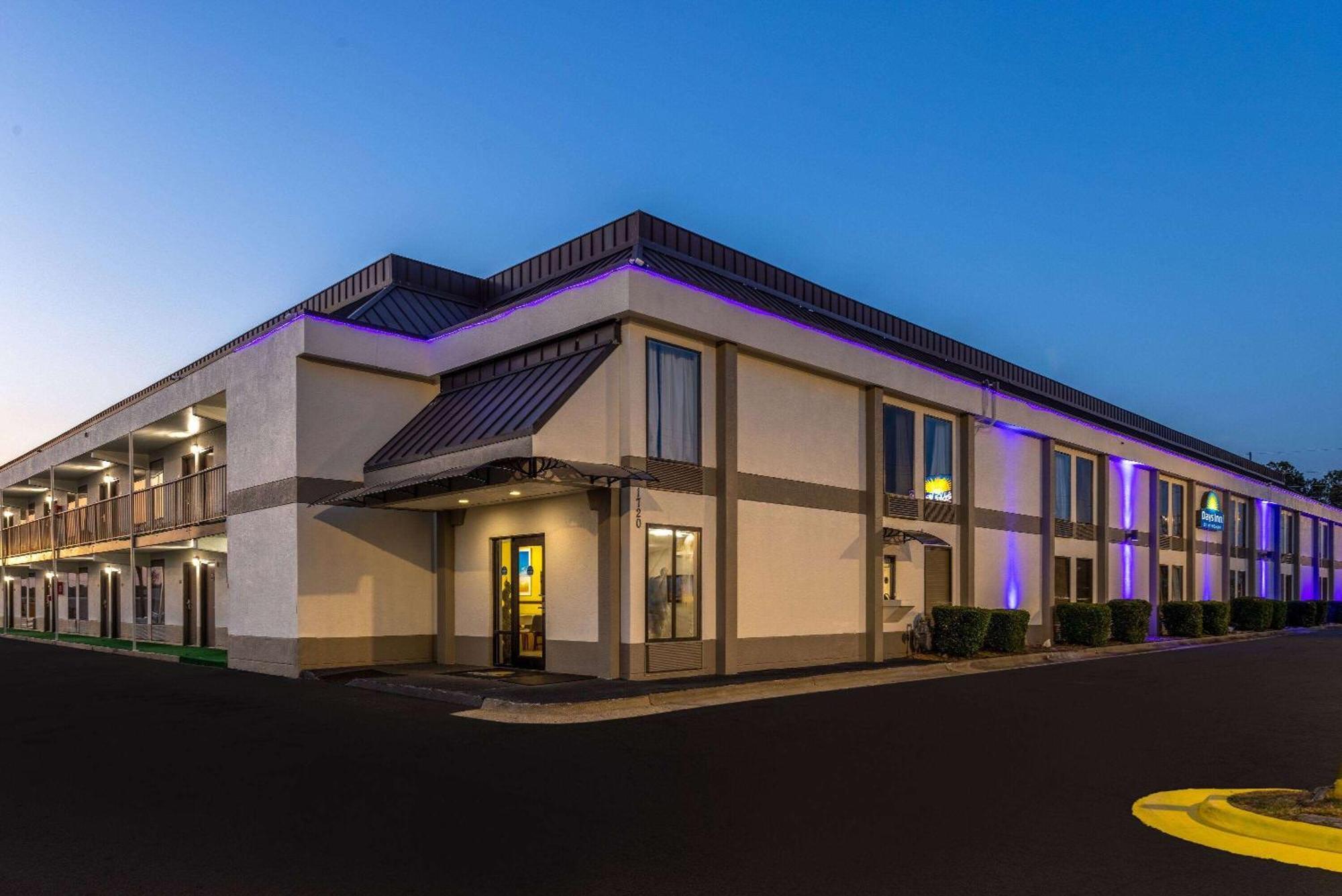 Days Inn & Suites By Wyndham Fort Bragg/Cross Creek Mall Fayetteville Exterior photo