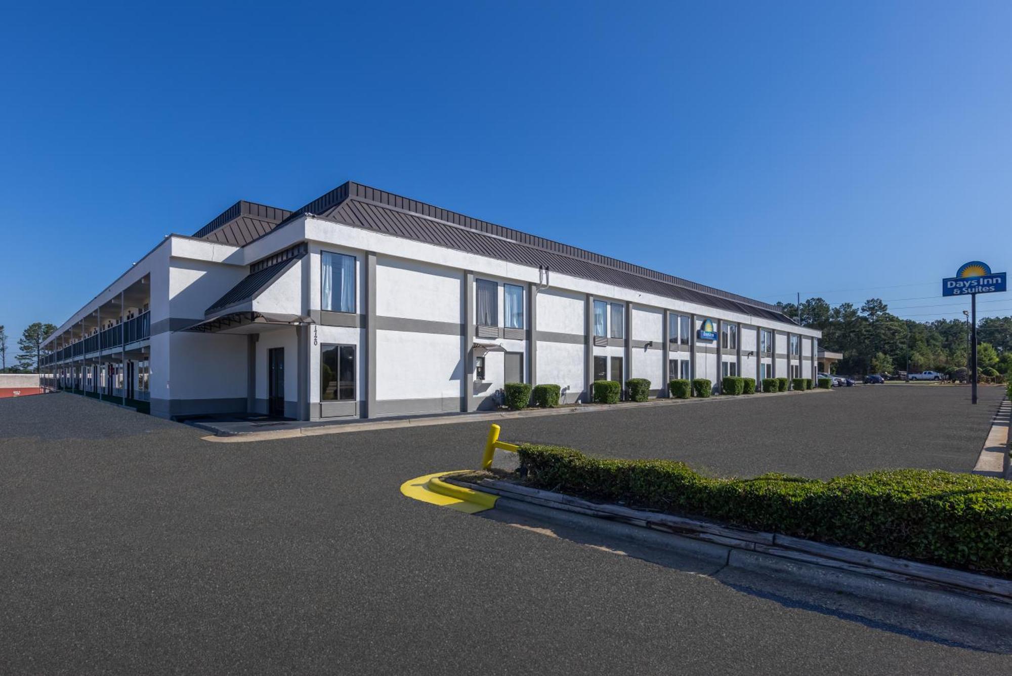 Days Inn & Suites By Wyndham Fort Bragg/Cross Creek Mall Fayetteville Exterior photo